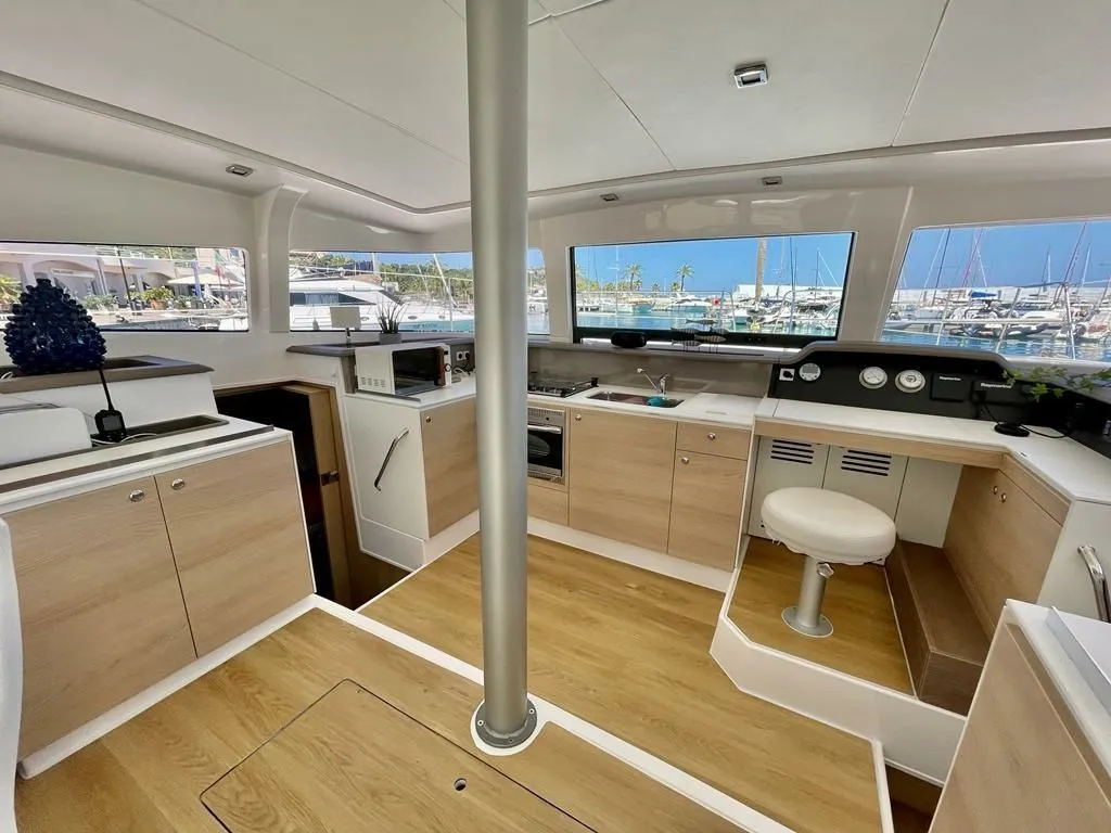 Tesla Charterboot - 4