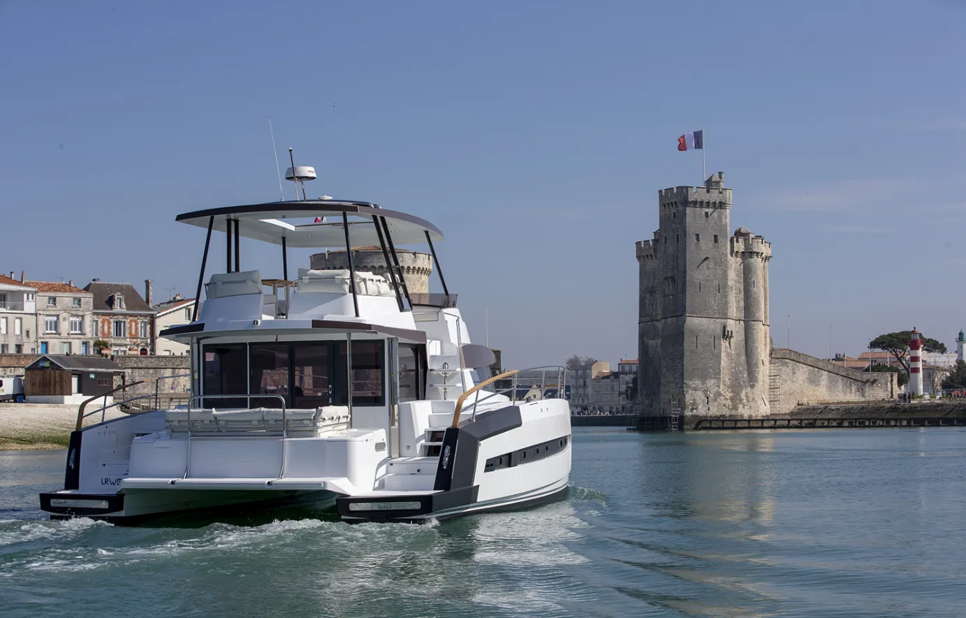 Charter a 12.93m Boat in Palm Cay
