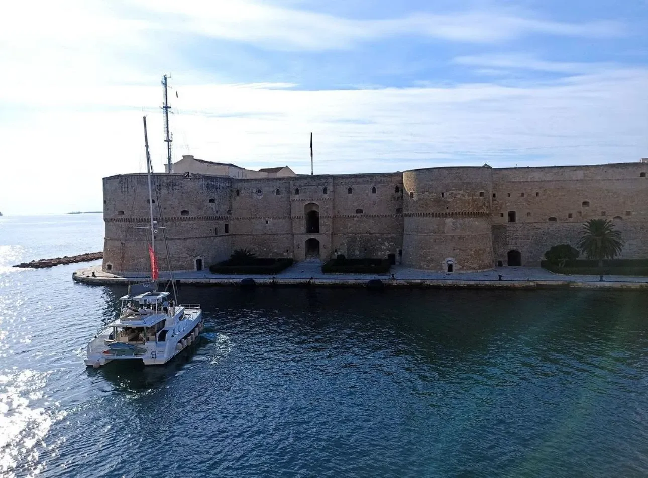 Charter a 14.93m Bali 4.8 in Taranto