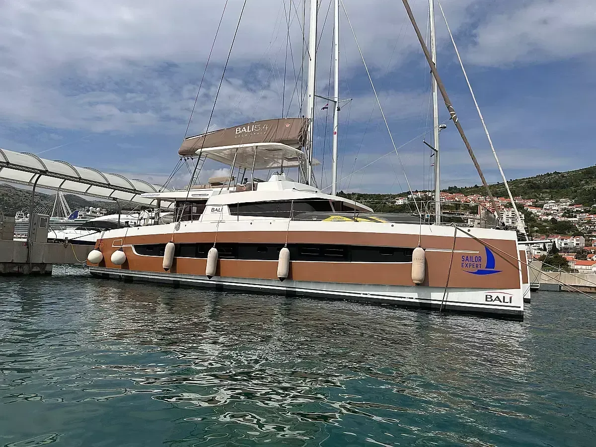 Charter a 16.93m Boat in Benalmádena