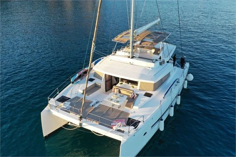 Rent a 16.8m Catamaran in Castellammare di Stabia