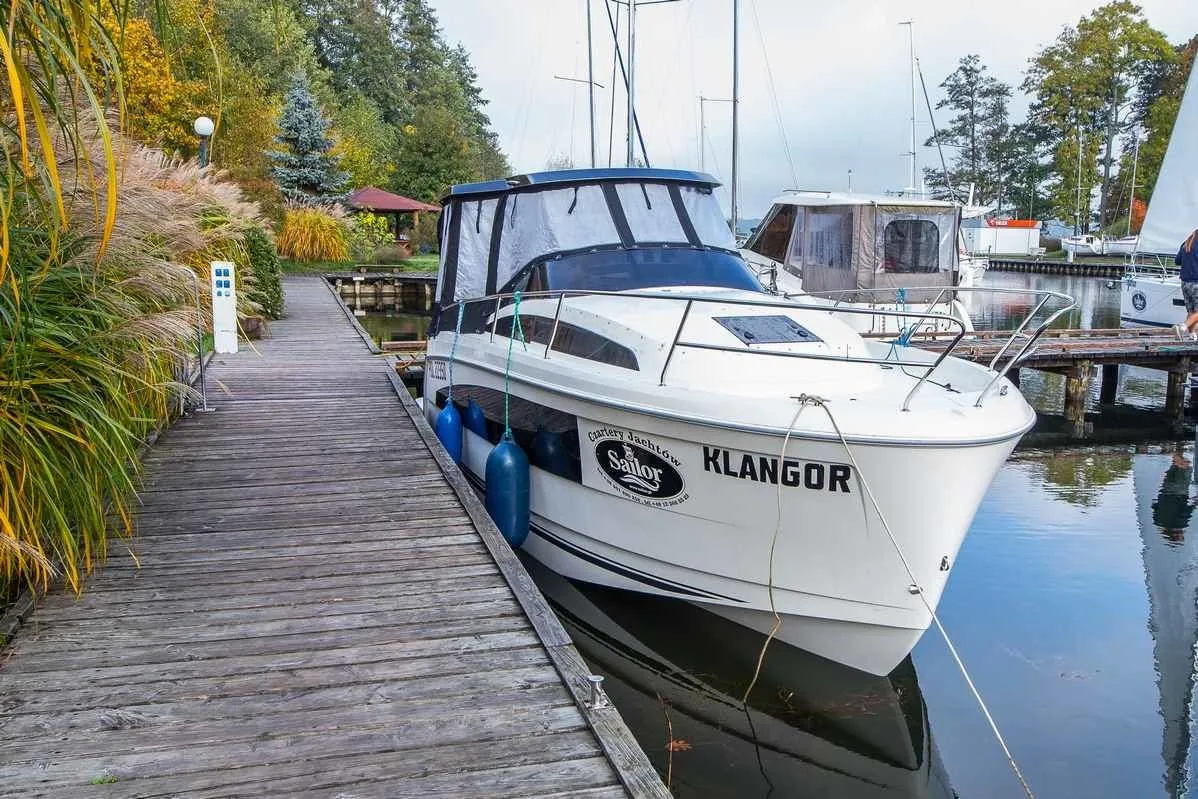 7.3m Piekna Gora 2 Cabin Motor Yacht Hire