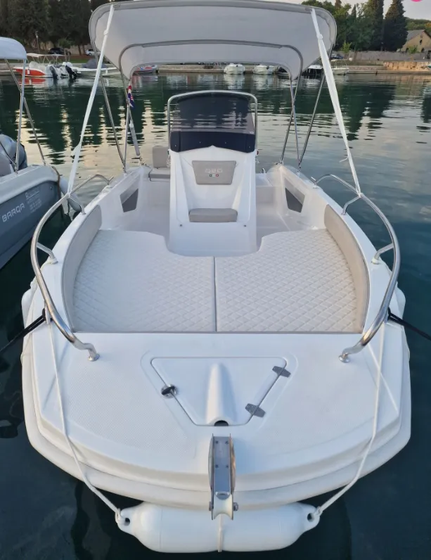 Rent a 6.35m Boat in Pula