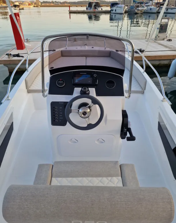 Rent a 6.35m Boat in Pula