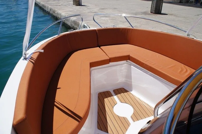 Rent a 5.45m Motor Boat in Tučepi