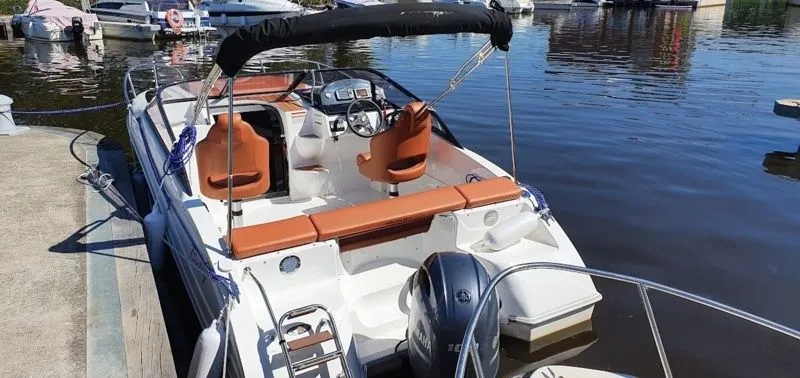 Charter a 5.5m Motor Boat in Hluboká nad Vltavou