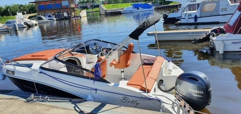 Charter a 5.5m Motor Boat in Hluboká nad Vltavou