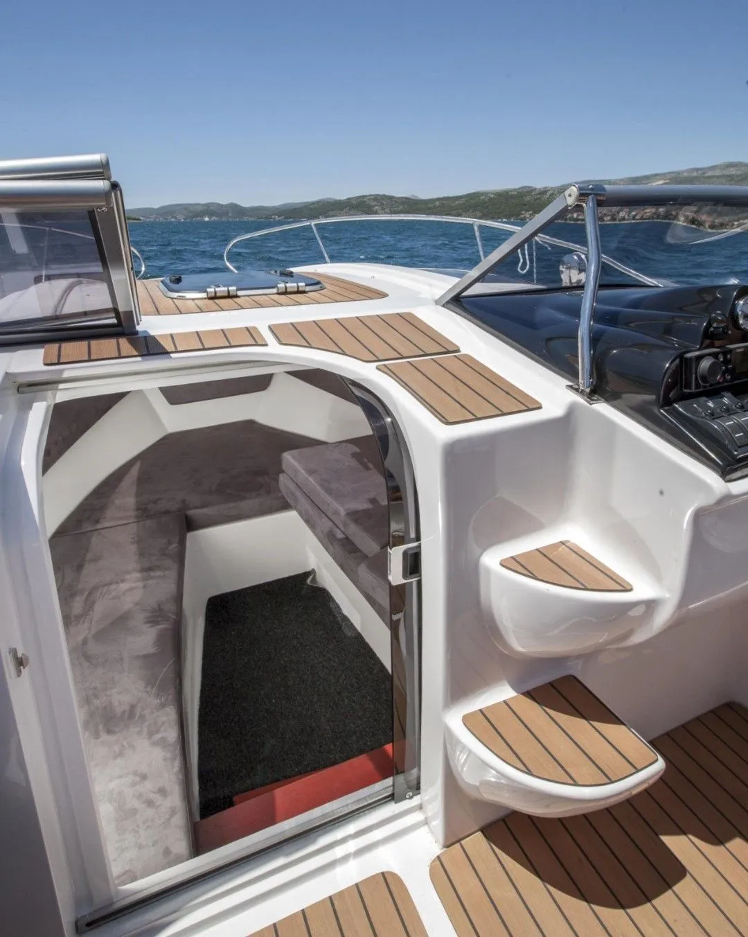 Charter a 5.8m Barracuda 585 in Rab