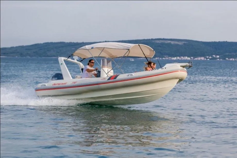 Rent a 6m Motor Boat in Bol