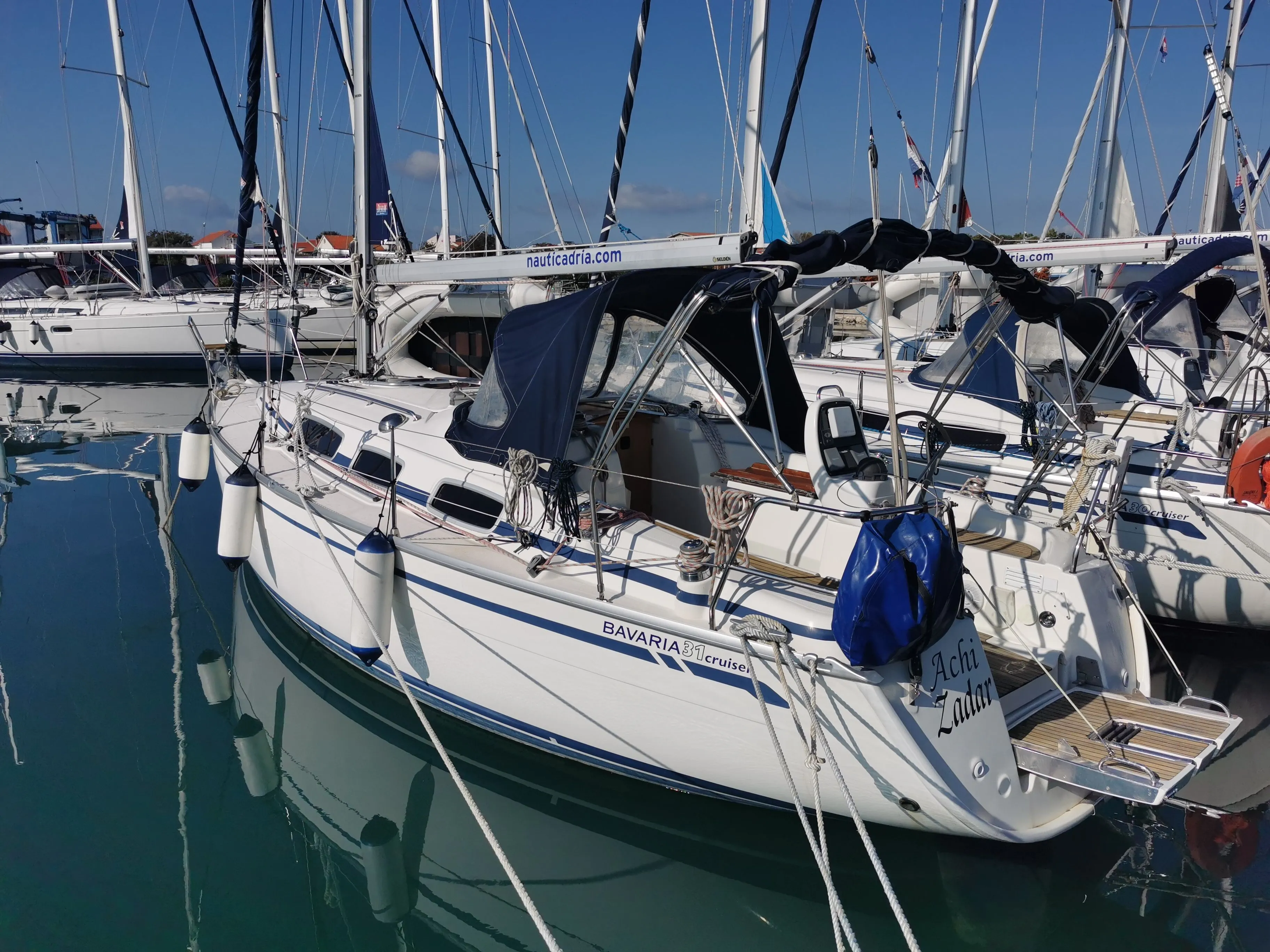 Charter a 9.76m Bavaria 31 Cruiser Sailing Yacht in Sukosan