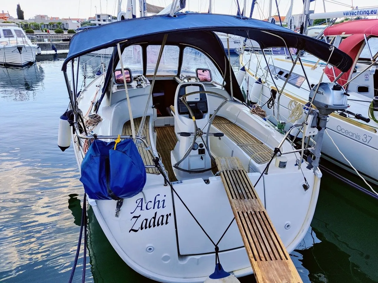Charter a 9.76m Bavaria 31 Cruiser Sailing Yacht in Sukosan