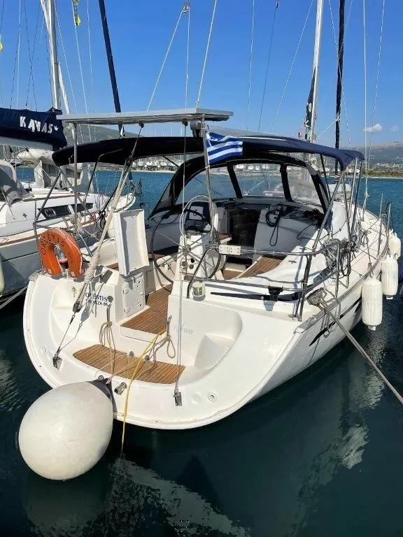 Charter a 11.99m Boat in Nikiana