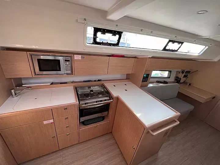 12.04m Volos Sailing Yacht Bavaria C42 Hire