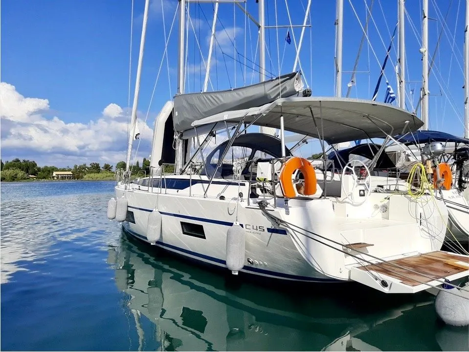 Charter a 14m Boat in Vliho