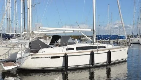 Explore Andijk on a 9.99m Rental Sailing Yacht