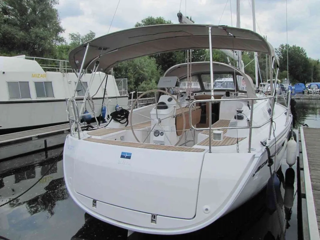 Moja Niska Charter Boat