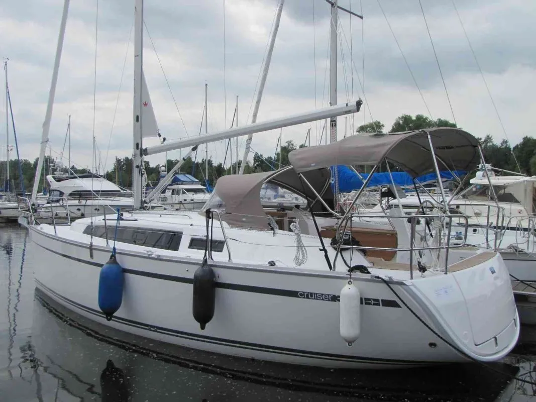 Charter a 9.99m Bavaria Cruiser 33 in Jezera