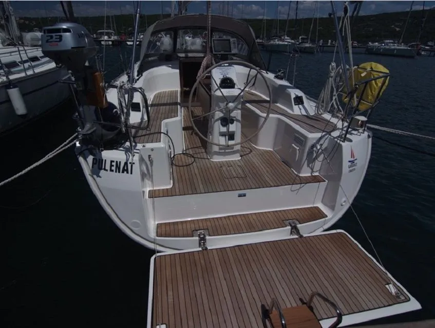 9.99m Punat Sailing Yacht Hire