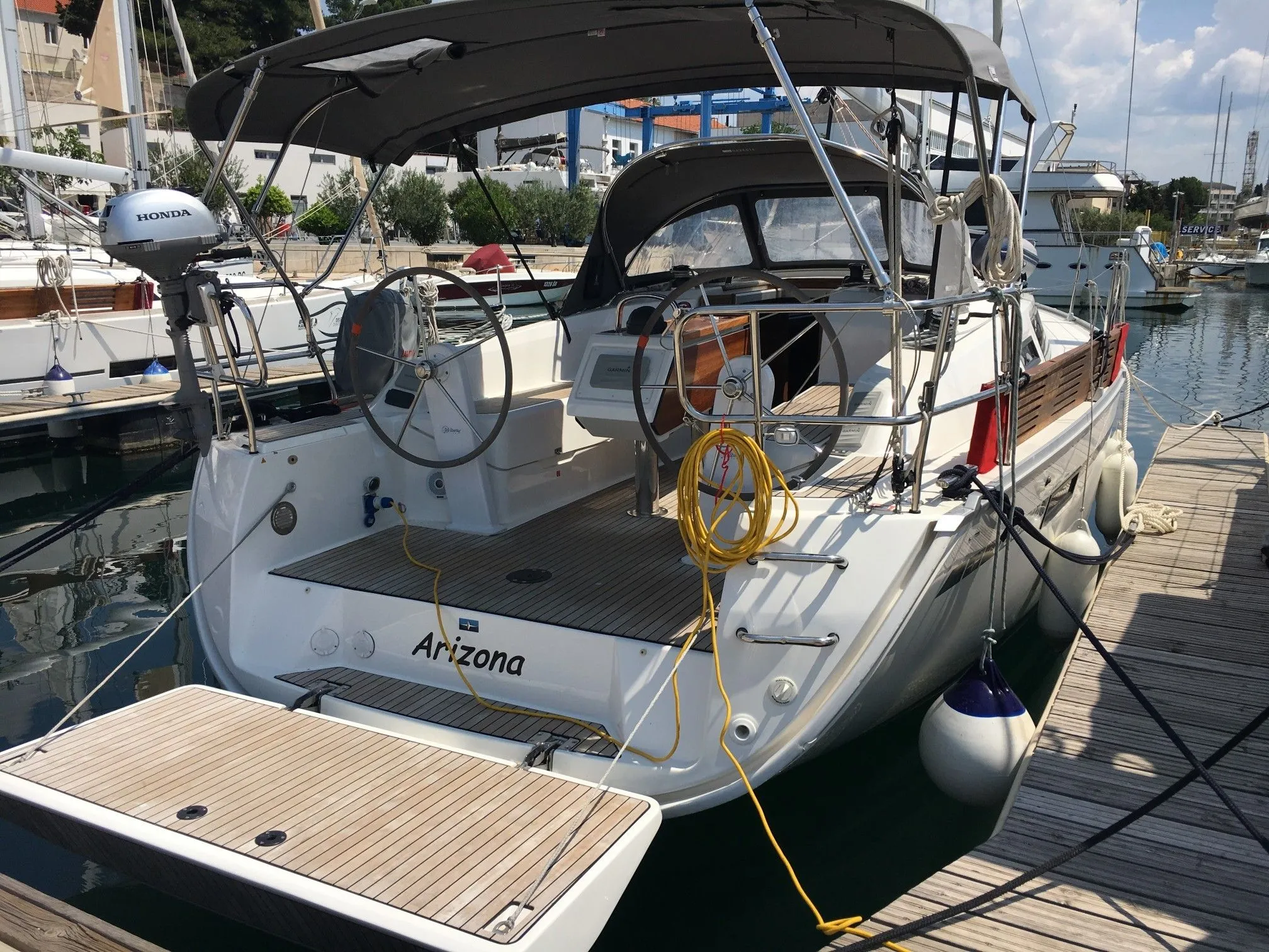 Explore Šibenik on a 9.99m 3 Cabin Sailing Yacht Rental