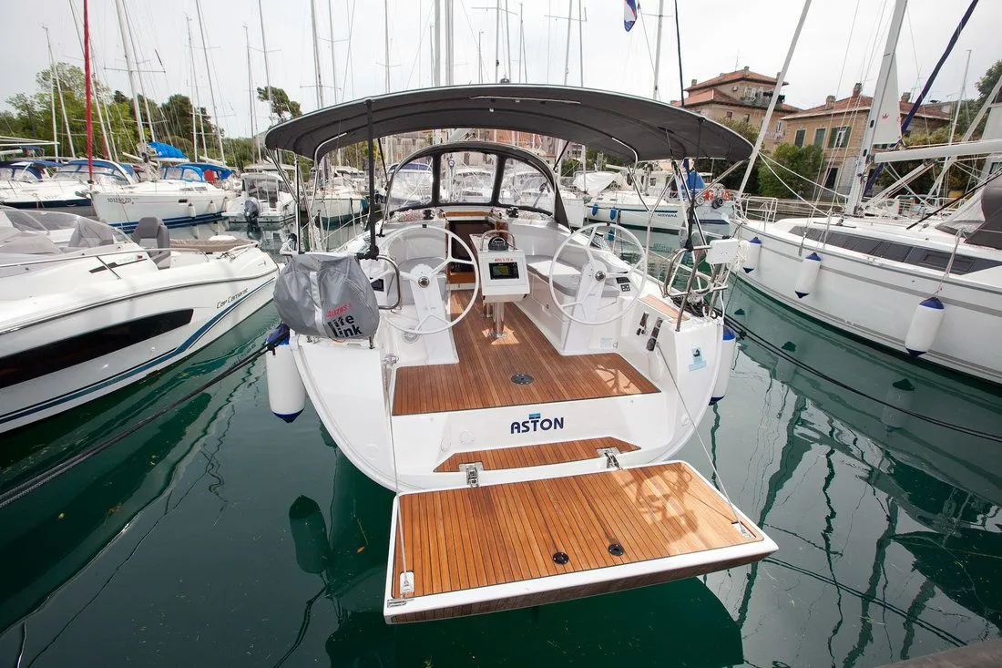 Explore Zadar on a 9.99m Rental Sailing Yacht