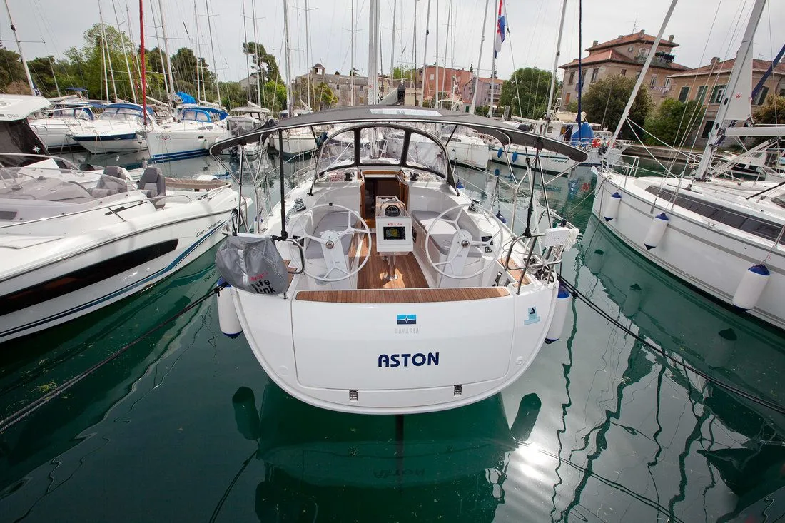 Explore Zadar on a 9.99m Rental Sailing Yacht
