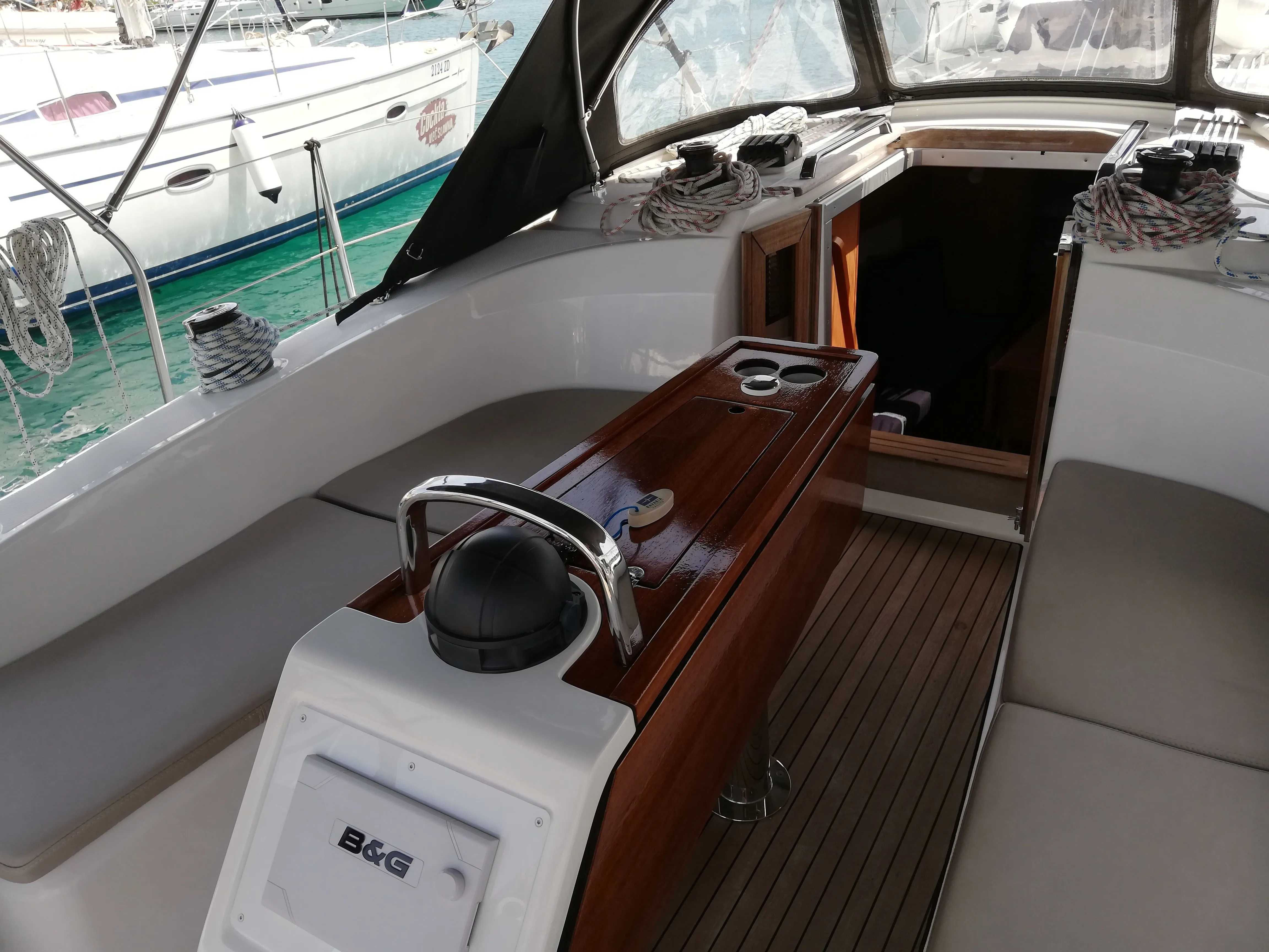 Explore Split on a 9.99m Rental Sailing Yacht