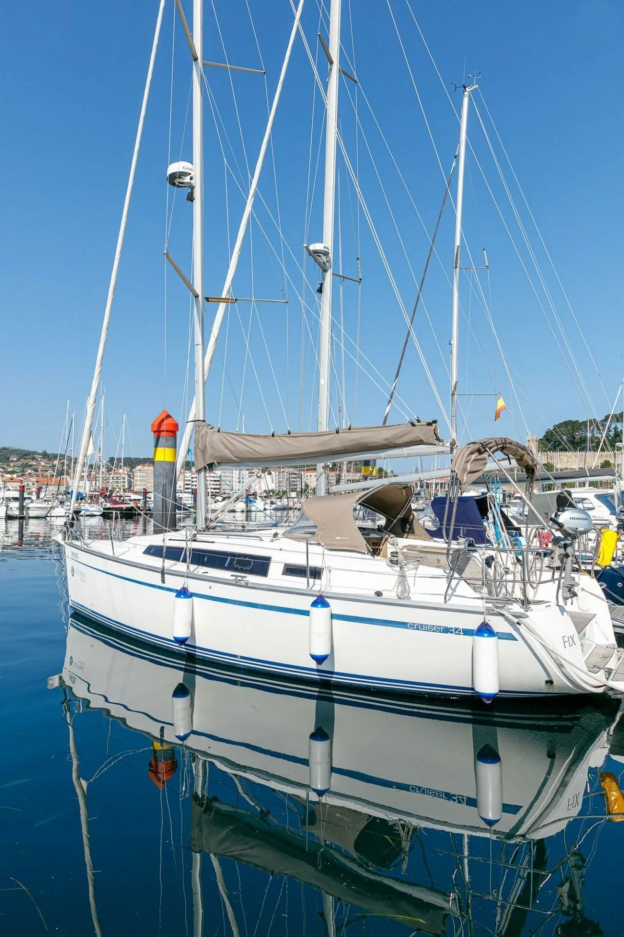 Charter a 9.99m Bavaria Cruiser 34 Sailing Yacht in Baiona