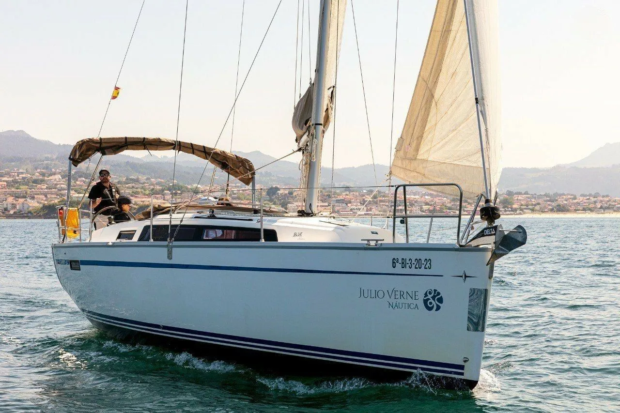 Charter a 9.99m Bavaria Cruiser 34 Sailing Yacht in Baiona