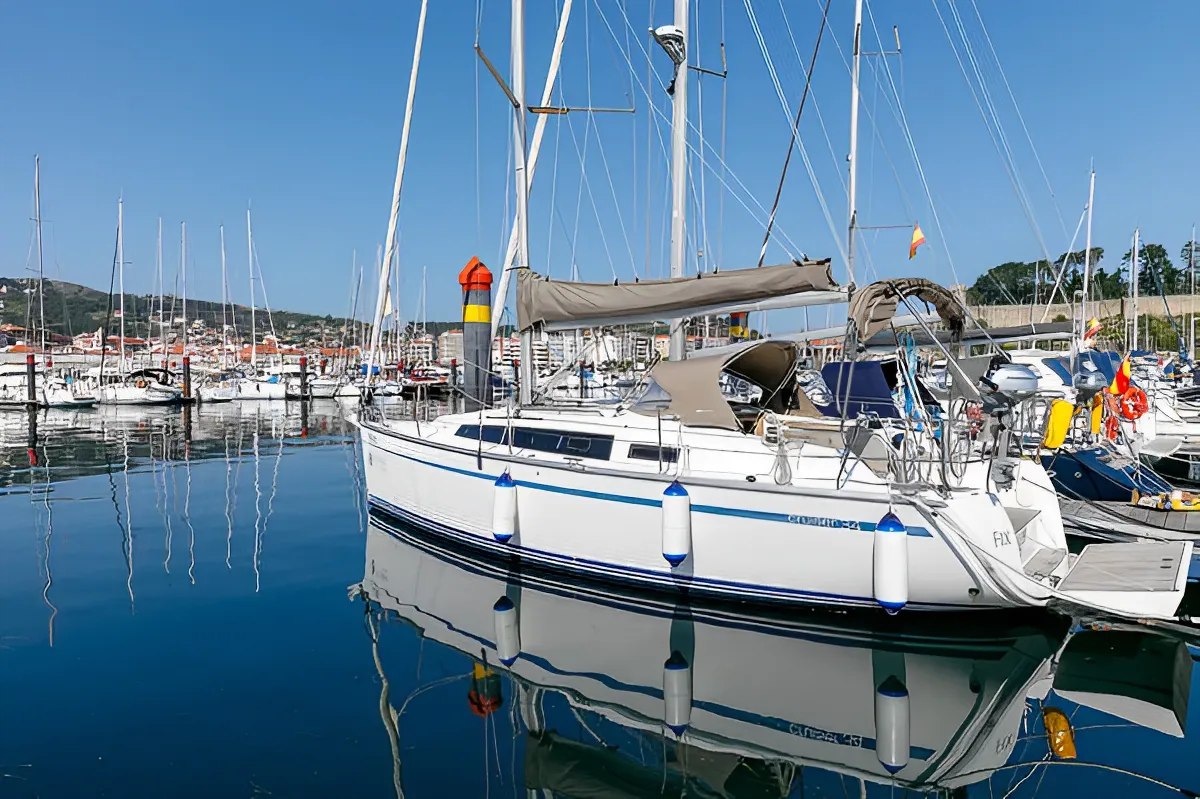 Charter a 9.99m Bavaria Cruiser 34 Sailing Yacht in Baiona