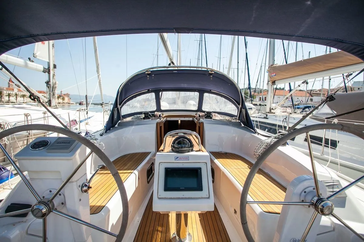 9.99m Dubrovnik Sailing Yacht Hire