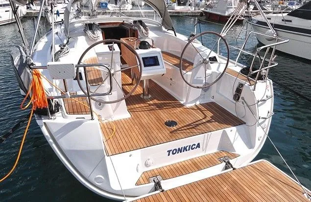 Charter a 9.99m Sailing Yacht in Split