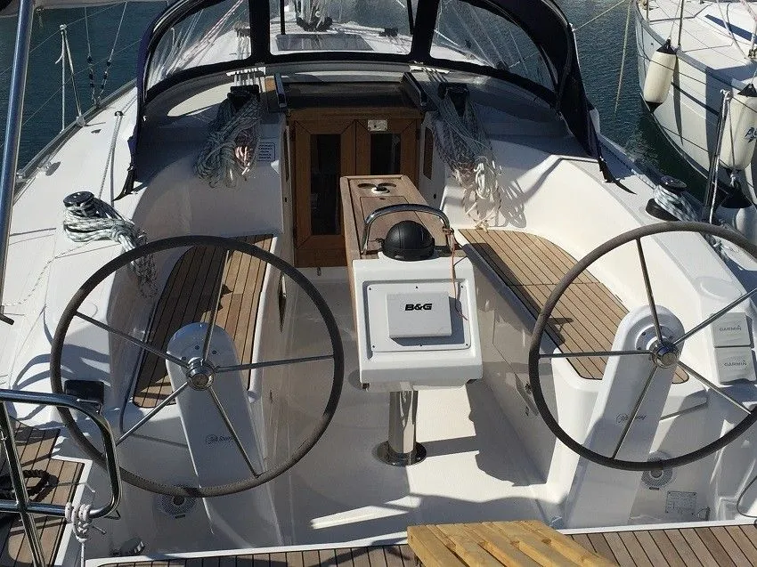 Charter a 9.99m Bavaria Cruiser 34 Sailing Yacht in Sukosan