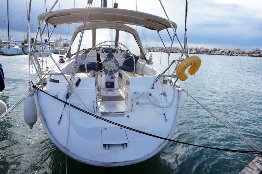 Charter a 11m Sailing Yacht in Nikiana