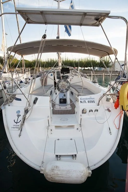 Charter a 11m Sailing Yacht in Nikiana