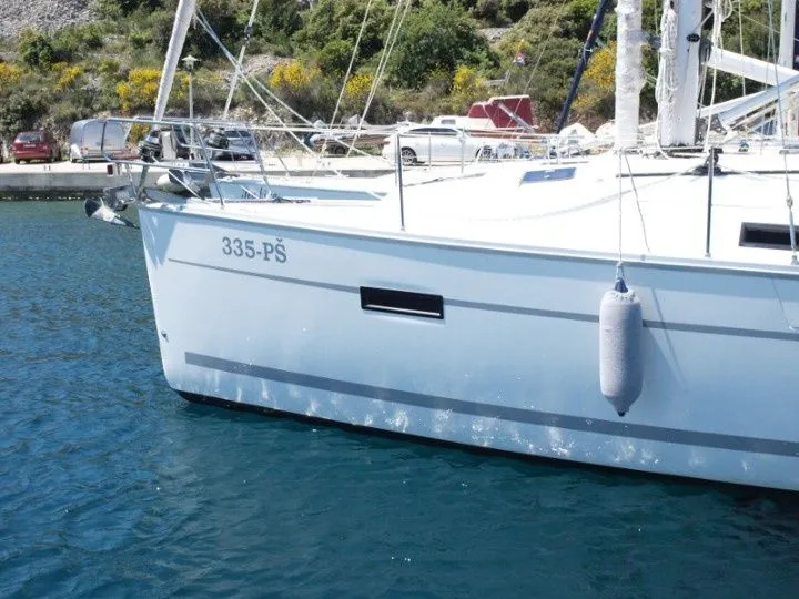 Explore Primošten on a 11.3m Rental Sailing Yacht
