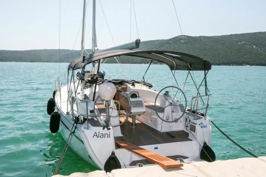 11.3m Trget Sailing Yacht Bavaria Cruiser 37 Hire