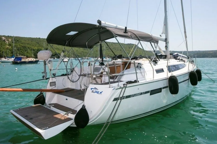 11.3m Trget Sailing Yacht Bavaria Cruiser 37 Hire