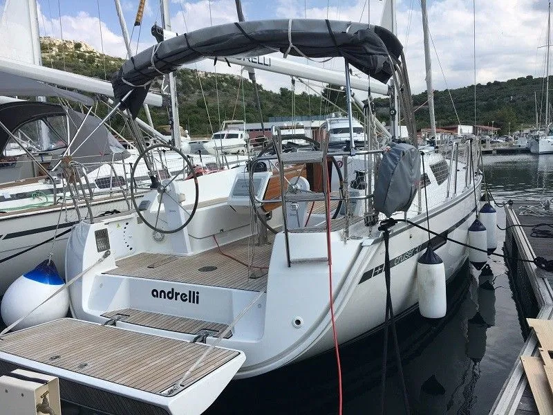 Rent a 11.3m Bavaria Cruiser 37 Sailing Yacht in Gouvia