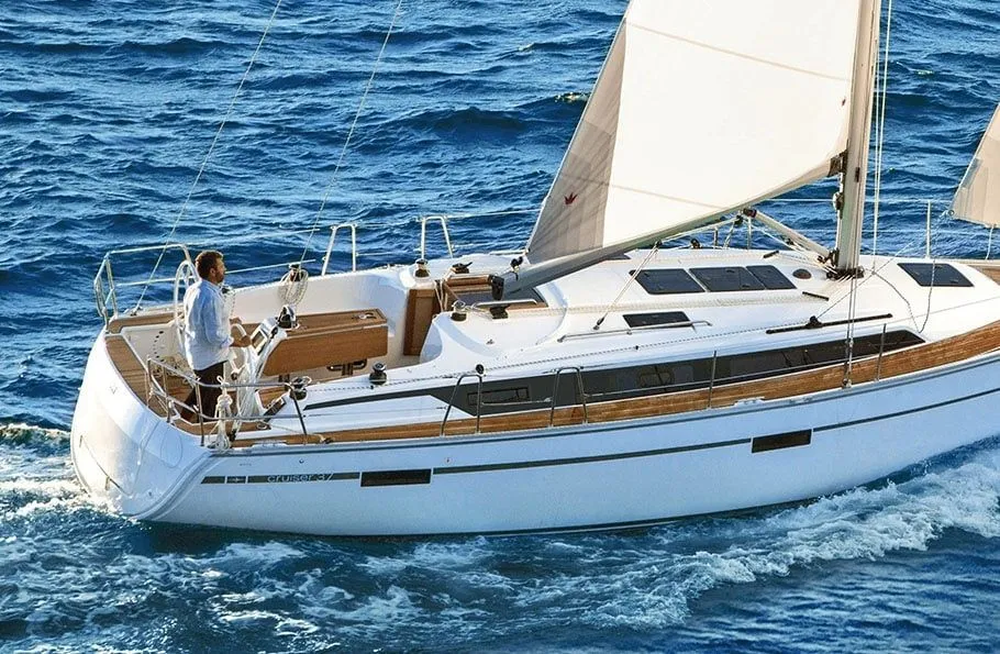 Charter a 11.2m Bavaria Cruiser 37 in Corinth