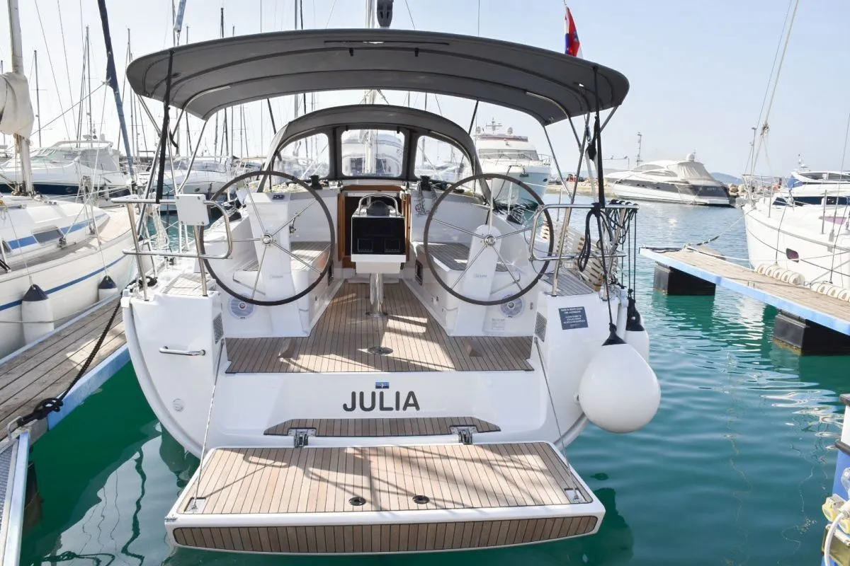 Charter a 11.3m Sailing Yacht in Zadar