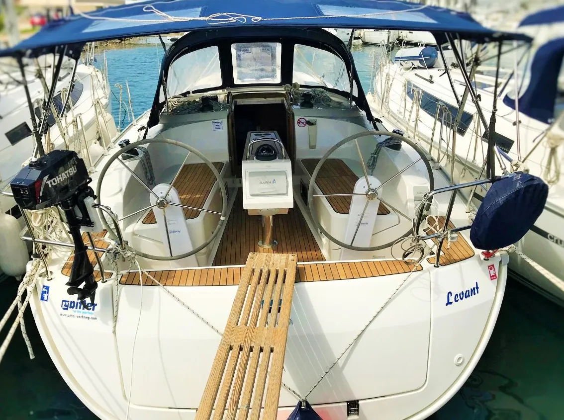 Rent a 11.3m Bavaria Cruiser 37 Sailing Yacht in Sukosan