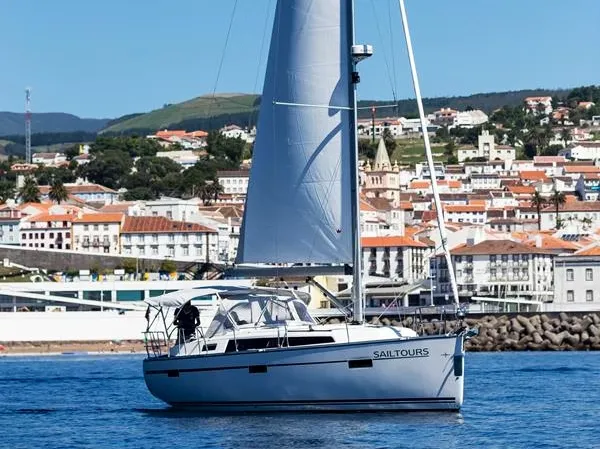 Rent a 11.3m Bavaria Cruiser 37 Sailing Yacht in Terceira