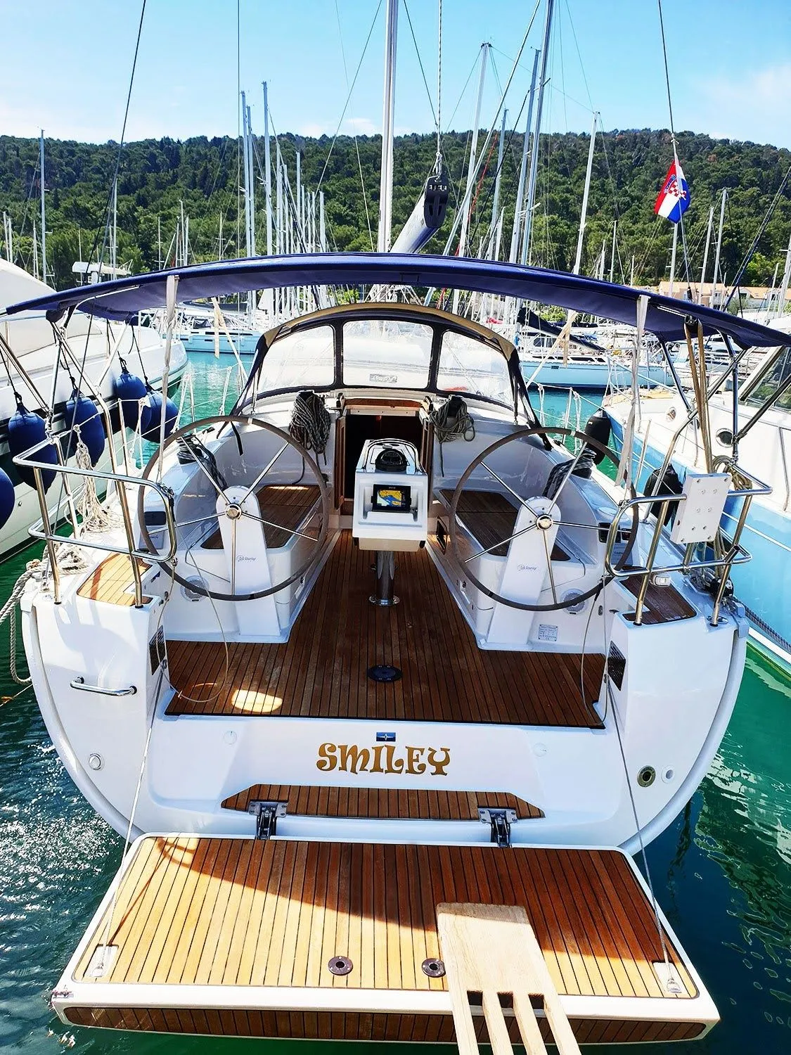 Explore Split on a 11.3m Rental Sailing Yacht