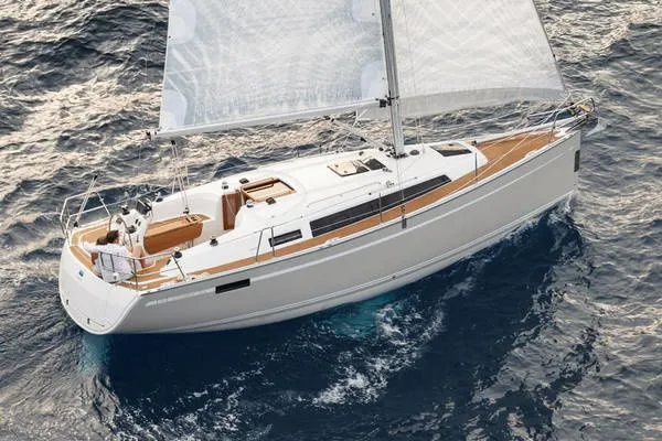 Charter a 11.2m Sailing Yacht Bavaria Cruiser 37 in Corinth
