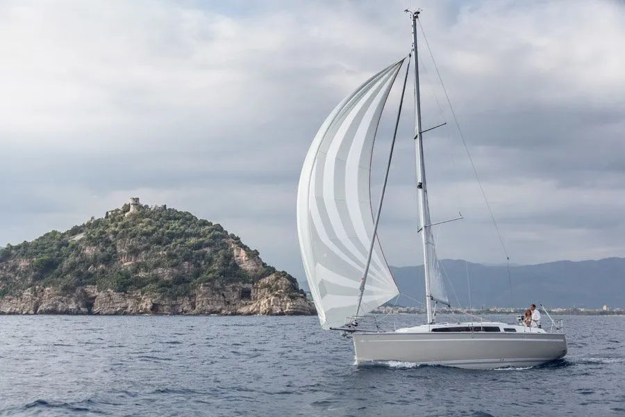 Charter a 11.2m Sailing Yacht Bavaria Cruiser 37 in Corinth
