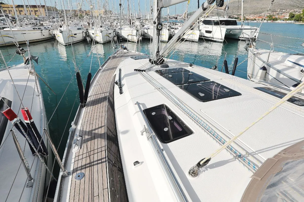 Jezera 11.3m Kiralık Bavaria Cruiser 37 Yelkenli Yat