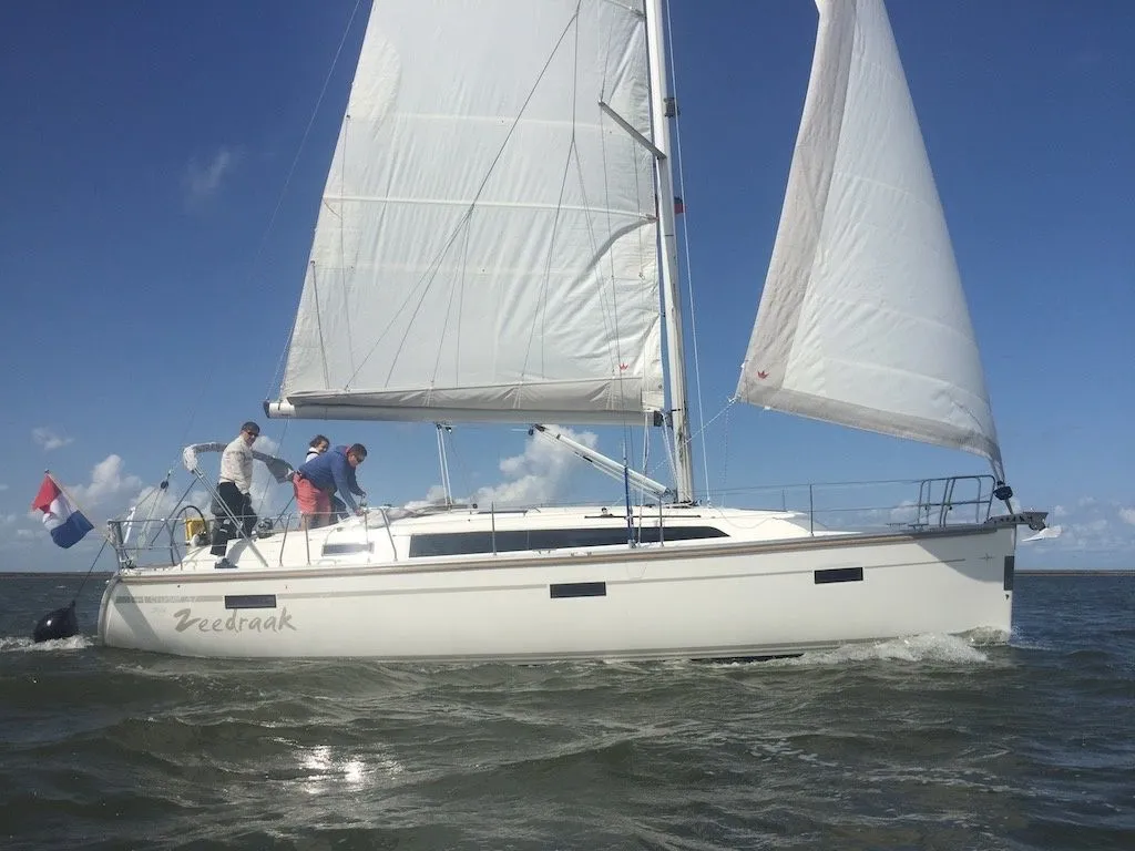 11.3m Lelystad Sailing Yacht Bavaria Cruiser 37 Hire
