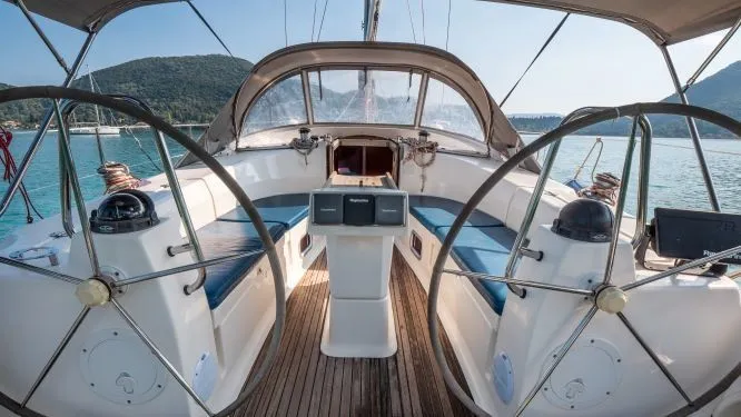 Charter a 12.35m Bavaria Cruiser 40 in Vliho