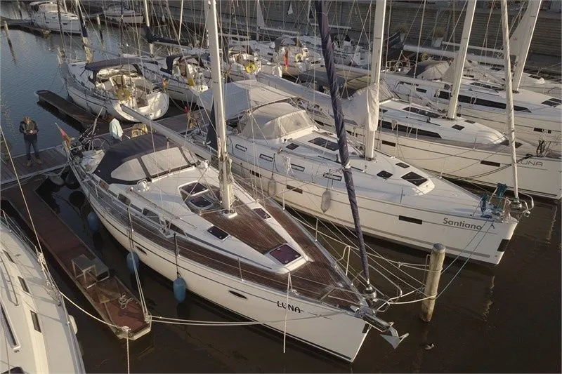 Charter a 12.35m Sailing Yacht Bavaria Cruiser 40 in Lemmer