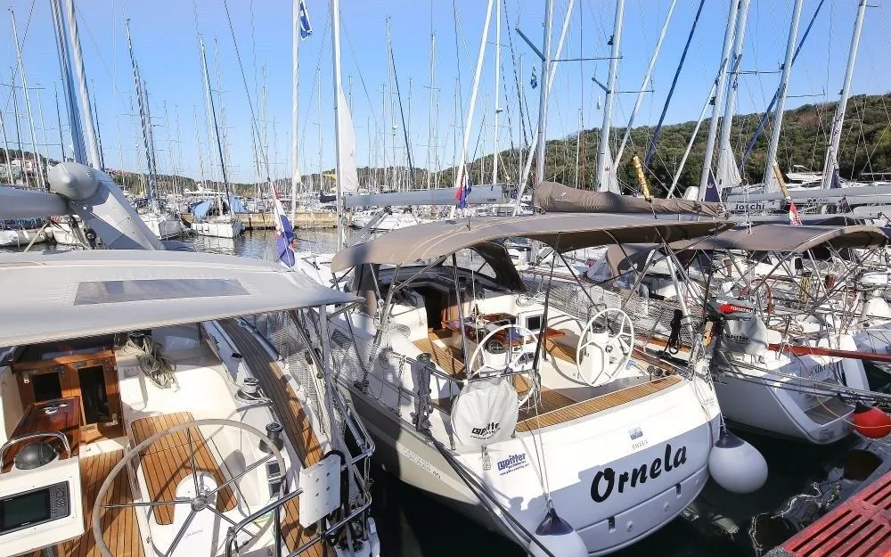 Charter a 12.35m Bavaria Cruiser 40 Sailing Yacht in Pula